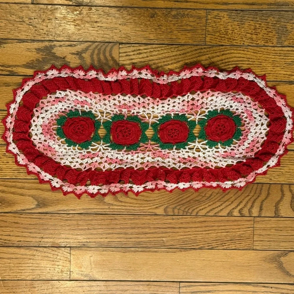 1.a.0.0..8.e Vtg Handmade Crochet Table Runner Red Pink 3D Roses Floral 19.5x9